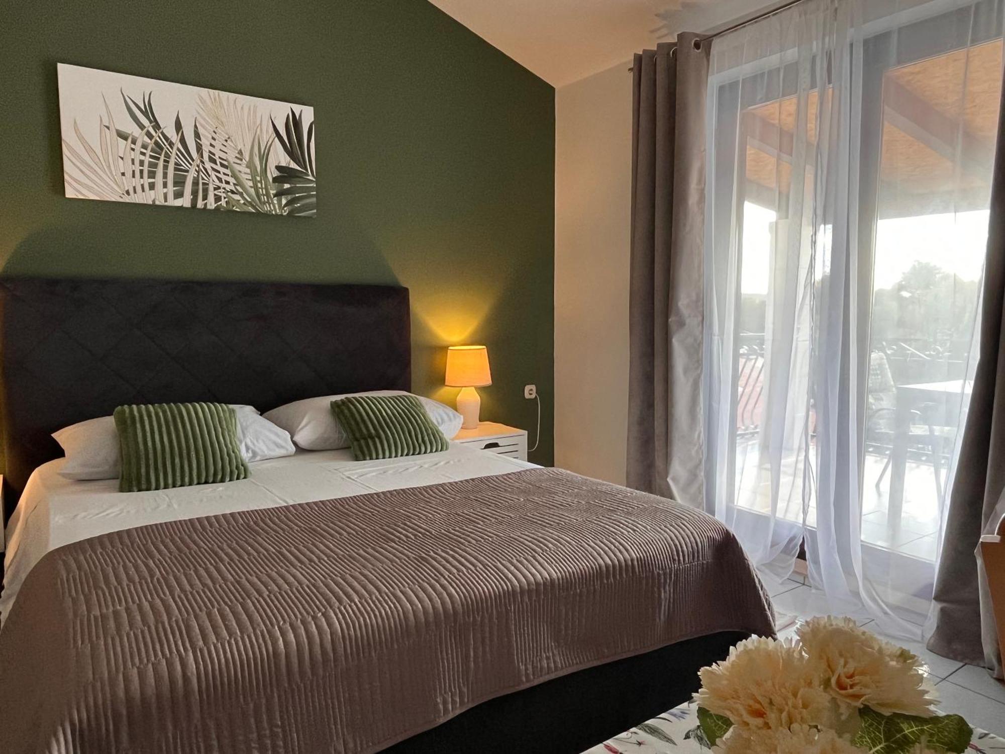 Apartments Villa Mirella 20 M From The Sea - Free Parking Trogir Extérieur photo